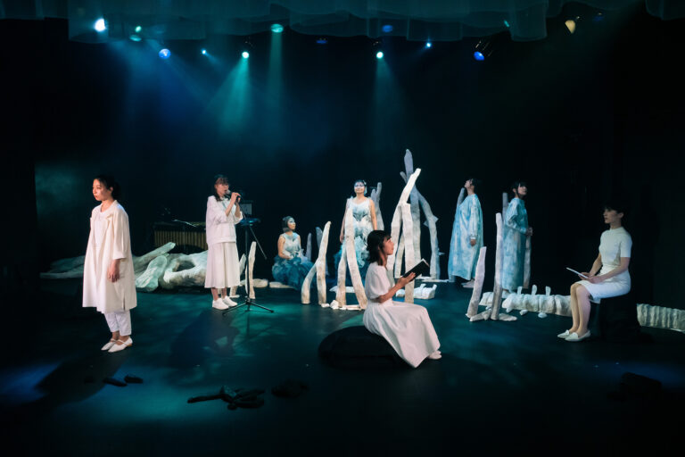 劇団三毛猫座『くじらの昇る海底』　撮影：駒優梨香